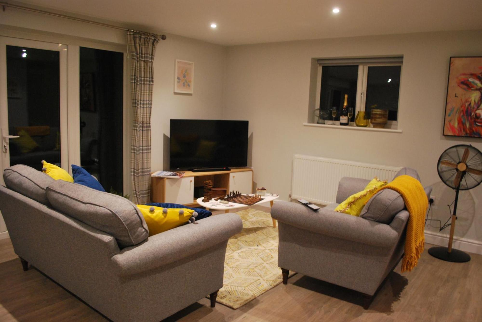 Stylish-stays Covert Cottage, Stylish Cottage, Parking, Patio, Dog Friendly, Ev Fleet